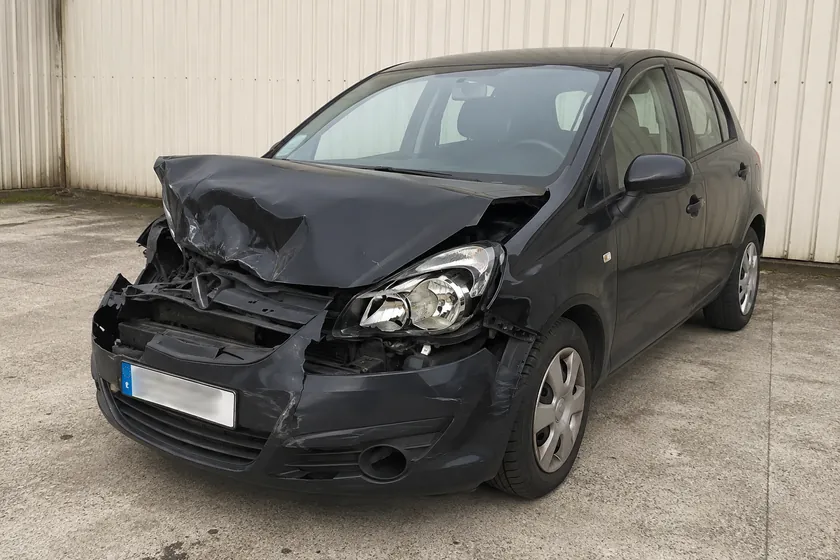 Voiture accidentée avec un choc frontal important