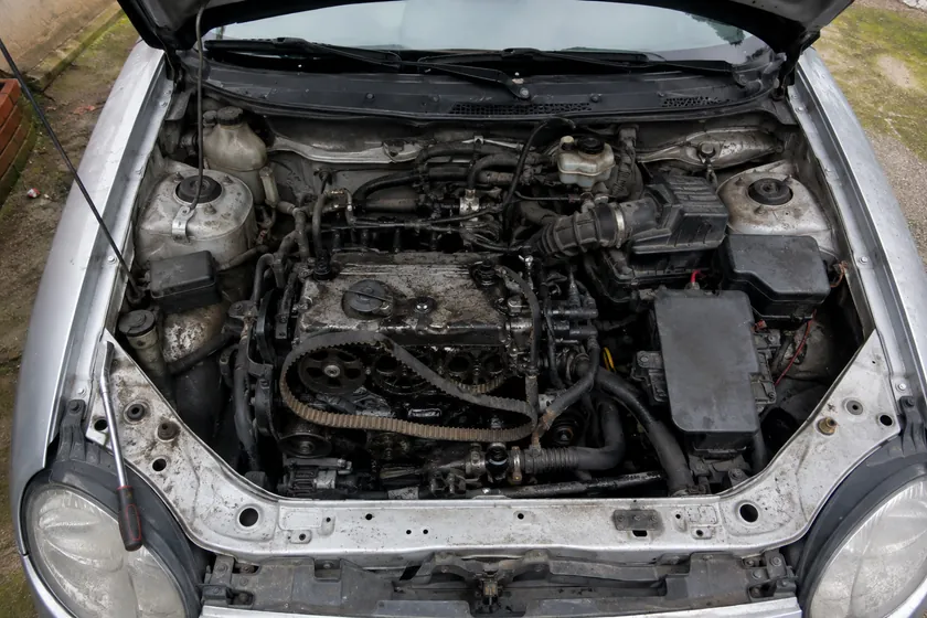 Moteur de voiture avec courroie de distribution cassée